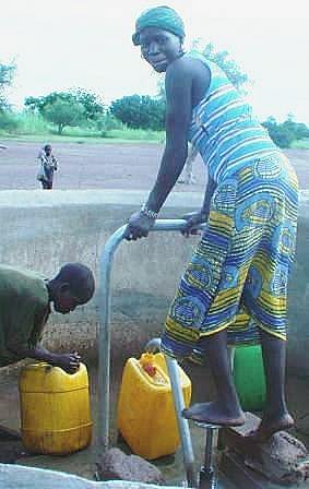 jeune femme à la corvée eau